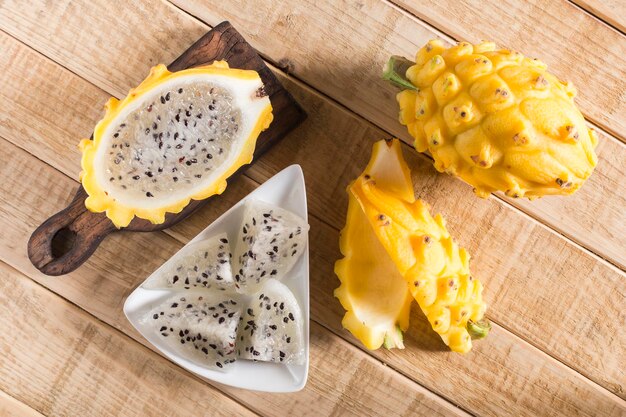 Fruit du dragon pitahaya jaune sur fond de bois