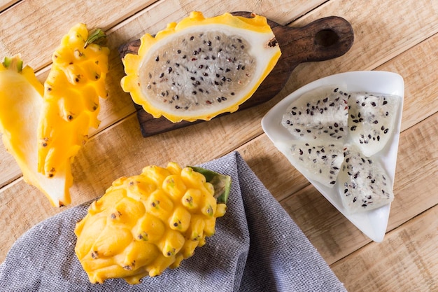 Fruit du dragon pitahaya jaune sur fond de bois