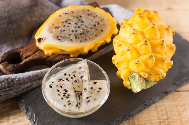 Fruit du dragon pitahaya jaune sur fond de bois