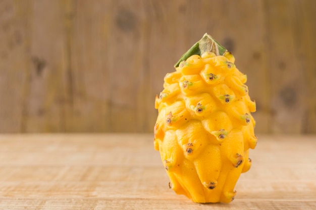 Fruit du dragon pitahaya jaune sur fond de bois