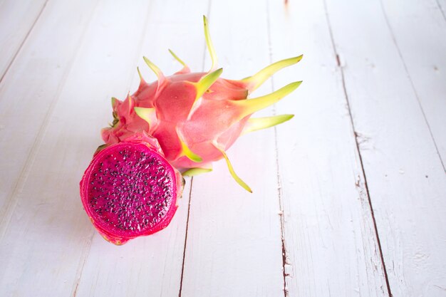 Fruit Du Dragon Ou Pitaya Sur Blanc