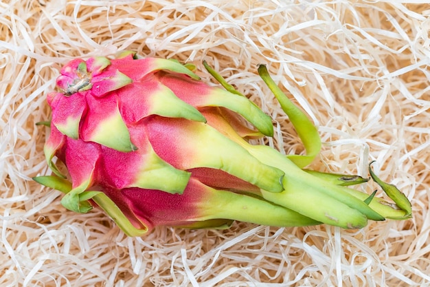 Fruit du dragon, pitaya sur fond de foin.