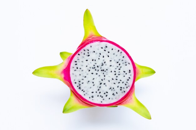 Fruit du Dragon, pitaya isolé sur blanc.