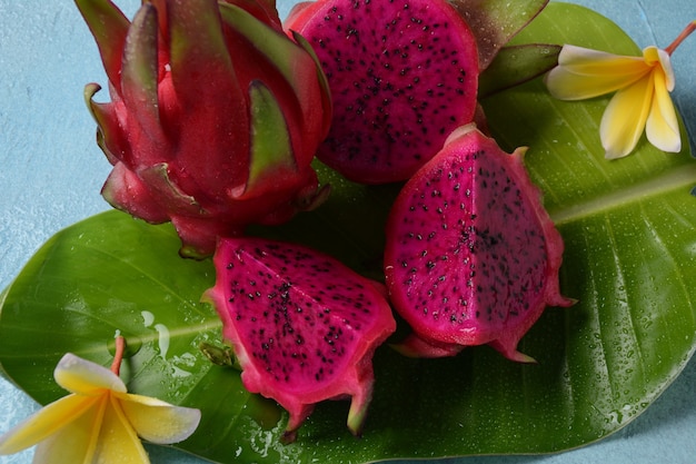 Fruit du dragon (Pitaya, Pitahaya) Coupé en deux, un entier, deux tranchés