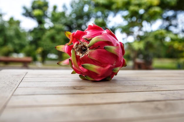 Fruit du dragon rouge sur la table