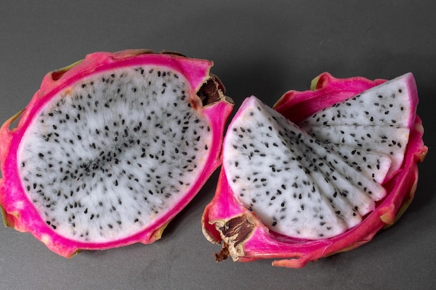 Fruit du dragon tranché blanc (pitahaya).