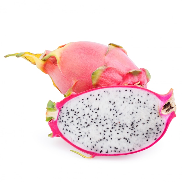 Fruit du Dragon, tranche de fruits closeup pitaya, fruits tropicaux isolés sur fond blanc, avec un tracé de détourage