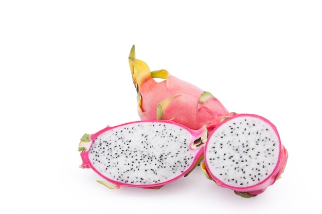 Fruit du Dragon, tranche de pitaya rose isolé sur blanc, avec un tracé de détourage