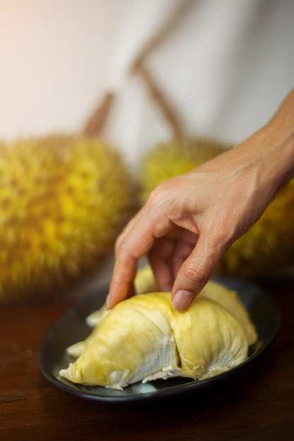 Le fruit du Durian s'ouvre pour révéler un intérieur charnu. Durian est connu comme le roi des fruits