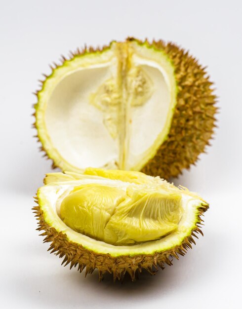 Photo fruit durian avec coupé en deux et feuilles isolées sur fond blanc