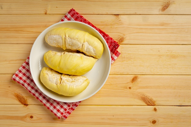 Fruit de Durian frais sur la surface en bois.