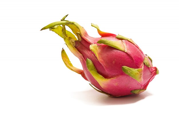 Fruit exotique Dragonfruit avec une peau rose et verte sur fond blanc.