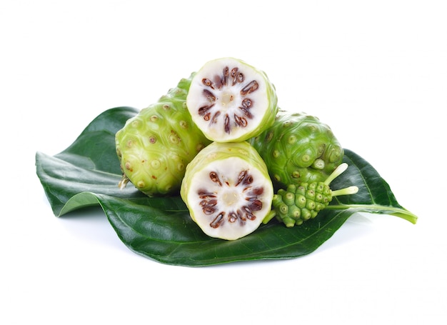 Photo fruit exotique - fruit de noni sur fond blanc