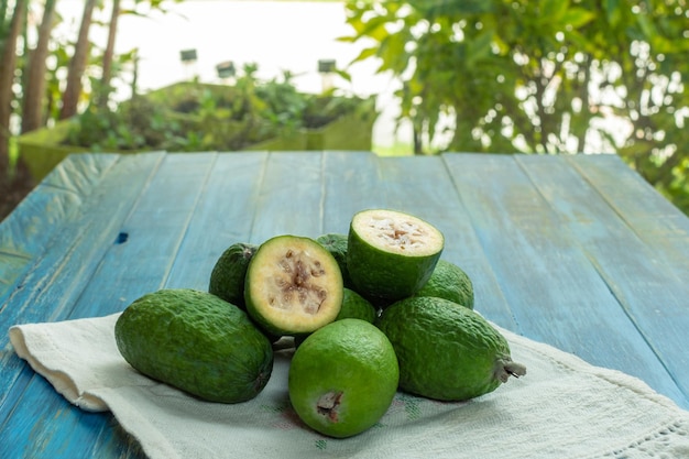 Fruit de Feijoa. Ensemble de fruits feijoa mûrs sur tissu en arrière-plan nature