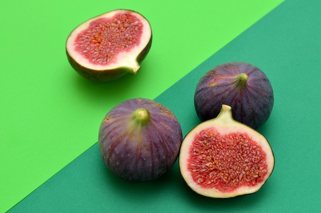 Fruit de figue dans une coupe sur fond vert coloré