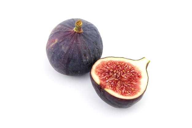Fruit de figue avec moitié rouge mûr isolé sur fond blanc