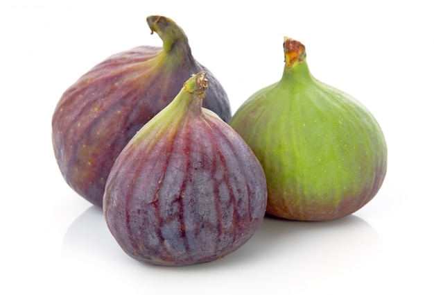Fruit de figue violette et verte isolé