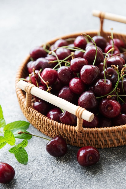 Fruit frais de cerises rouges sur le plateau en osier