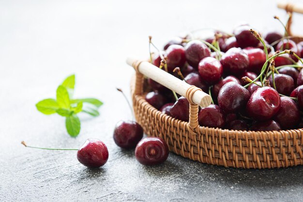 Fruit frais de cerises rouges sur le plateau en osier