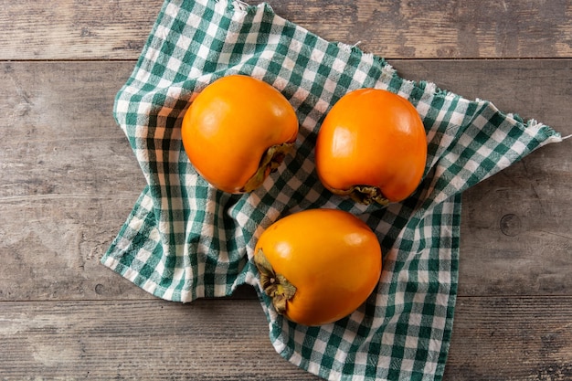 Fruit frais de kaki sur table en bois