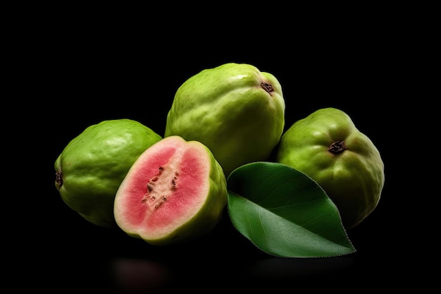 Fruit de goyave avec feuille sur fond noir