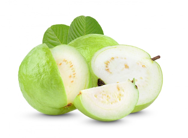 Fruit de goyave avec feuille isolé sur blanc