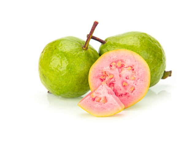 Photo fruit de goyave avec des feuilles isolées sur le mur blanc.