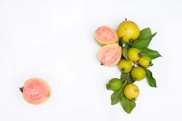 Fruit de goyave mûr avec des feuilles sur fond blanc avec espace de copie