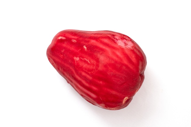 Fruit de goyave rouge sur fond blanc