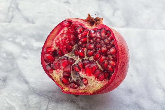 Fruit de grenade juteux rube sucré mûr