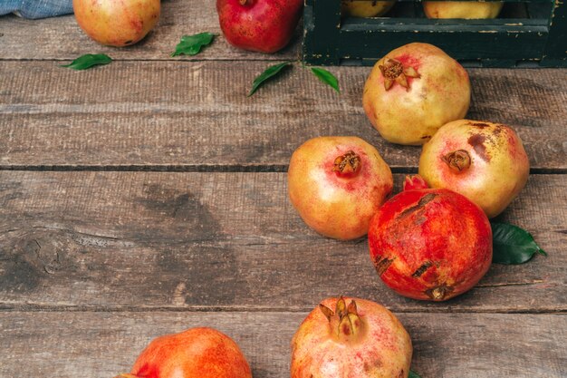 Fruit de grenade sur un vieux fond en bois