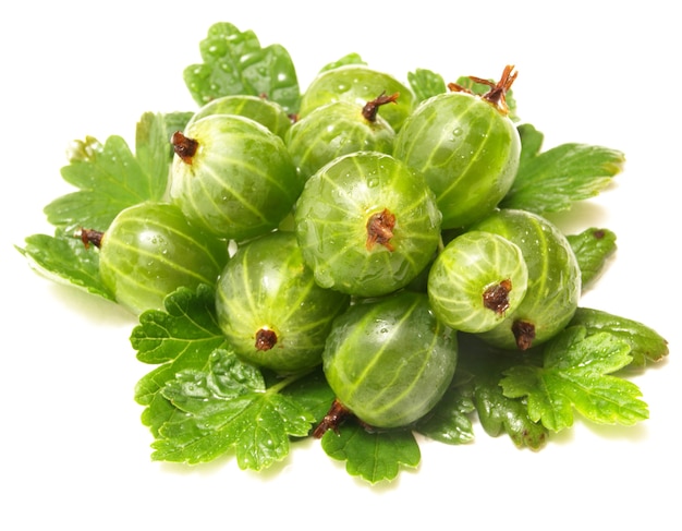 Fruit de groseille isolé sur blanc