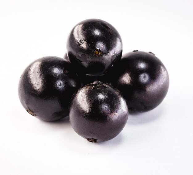 Photo fruit de jabuticaba isolé sur fond blanc.