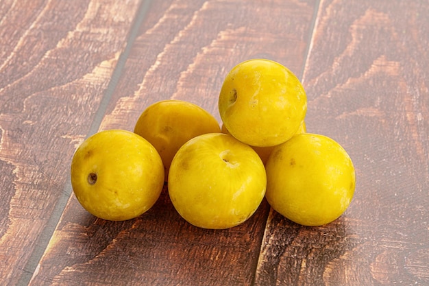 Fruit jaune doux de tas de prune mûre