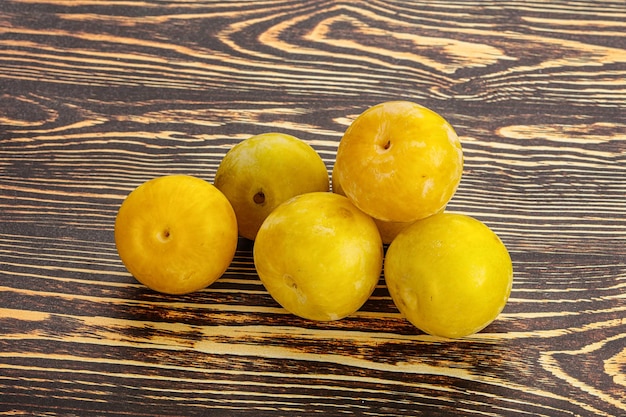 Photo fruit jaune et sucré mûr de la pile de prunes