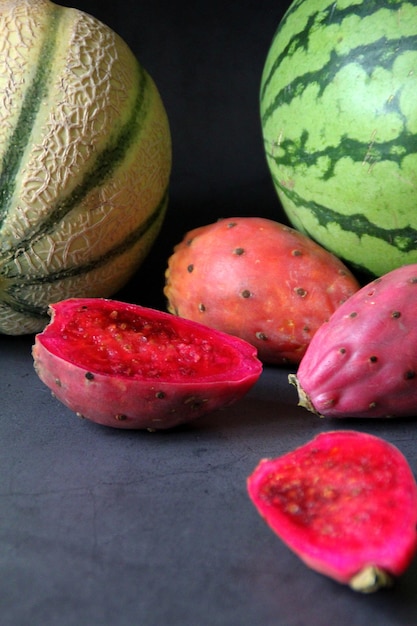 Photo fruit juteux de poire épineuse, pastèque verte et melon, fruit de cactus, fruit épineux de différentes couleurs