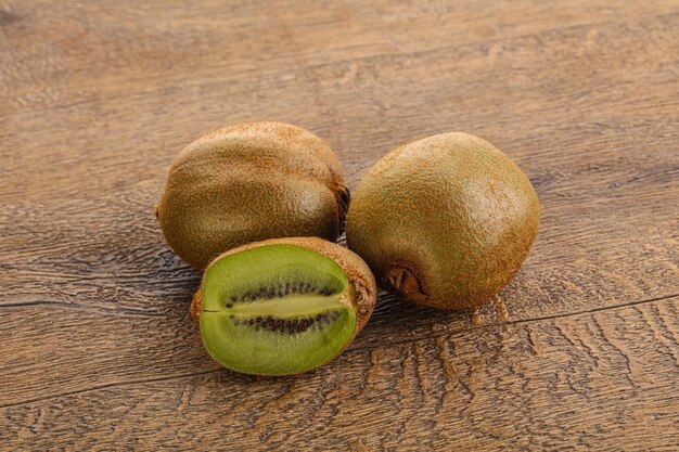 Fruit de kiwi doux, mûr et juteux