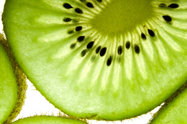 Photo fruit de kiwi en gros plan sur le blanc