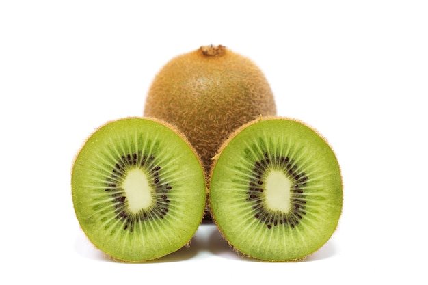 Fruit de kiwi isolé sur fond blanc.