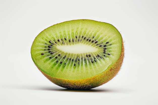 Fruit de kiwi mûr sur fond blanc