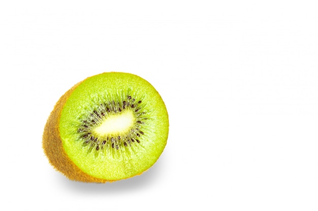 Fruit de kiwi avec ombre sur fond blanc.