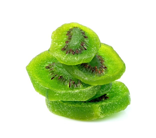 fruit de kiwi séché isolé sur fond blanc