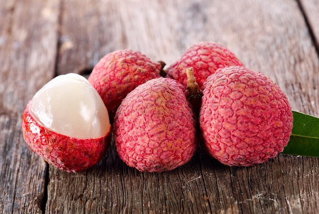 Fruit de litchi sur fond en bois