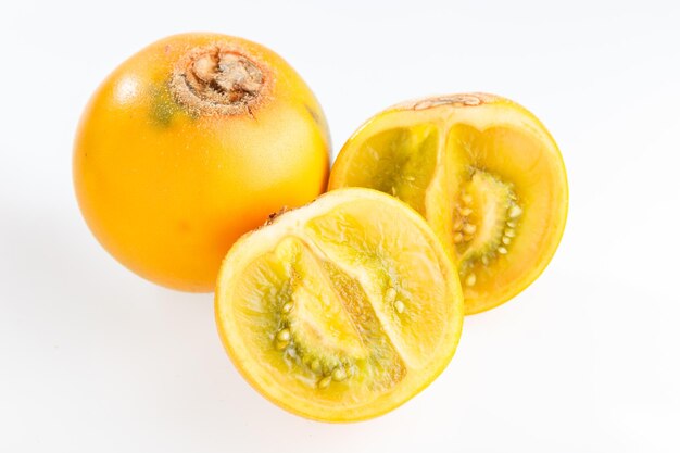 Fruit de lulo ou de naranjilla sur le blanc