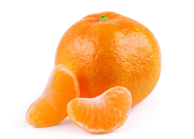 Fruit de mandarine ou de mandarine isolé sur la découpe de fond blanc