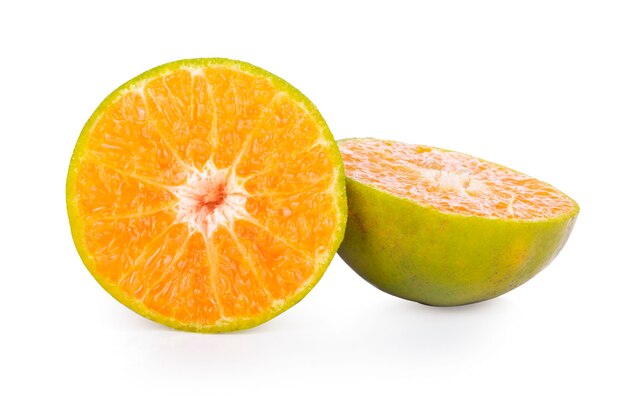Fruit de mandarine orange isolé sur blanc