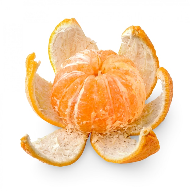 Un fruit de mandarine avec sa peau isolé sur fond blanc