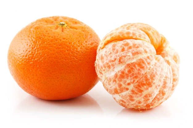 Fruit de mandarine en tranches mûres isolé sur blanc