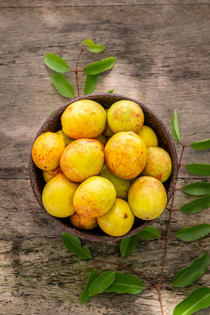 Fruit de Mangaba du nord-est du Brésil sur une table en bois âgée