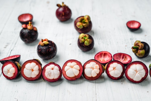 Fruit de mangoustan sur le fond en bois blanc, fruit d'été